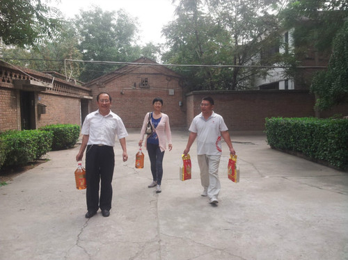 我会领导慰问抗战老兵和专家学者